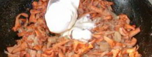 лисички, жареные в сметане. Шаг 3