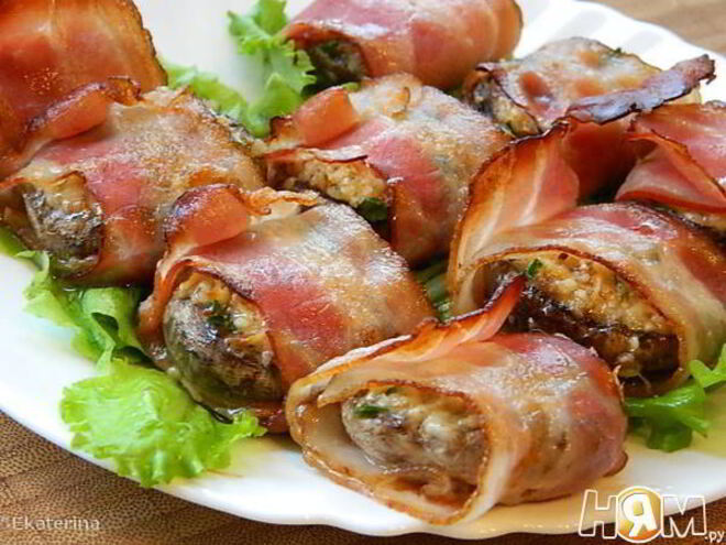 Рецепт шампиньонов с орехово-сырной начинкой, в беконе