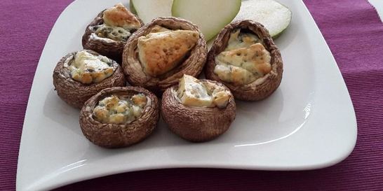 Шампиньоны с сыром с голубой плесенью