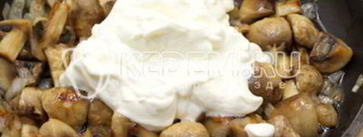 шампиньоны со сметаной. Шаг 4