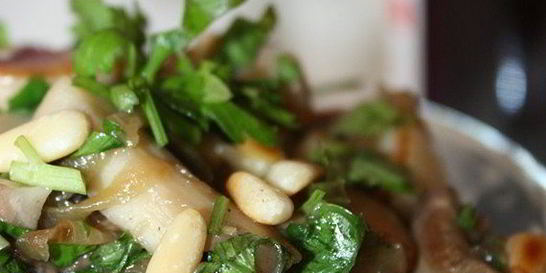 Шампиньоны жареные с кедровыми орешками