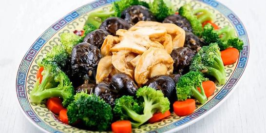 Тушеные грибы и морские ушки