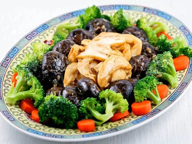 Рецепт тушеных грибов и морские ушки