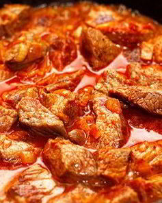 Гуляш говяжий с овощами в мультиварке