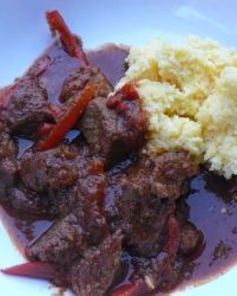 Гуляш из говядины с луком и сладким перцем