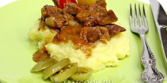 Гуляш из говядины в мультиварке