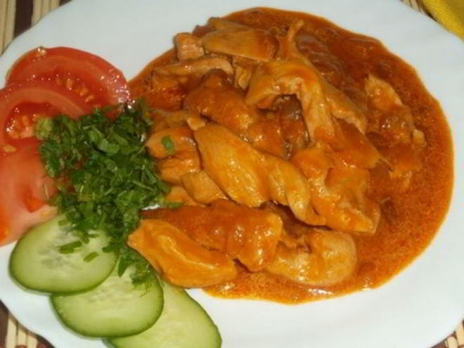 Рецепт гуляша из куриного филе с овощами и сметаной