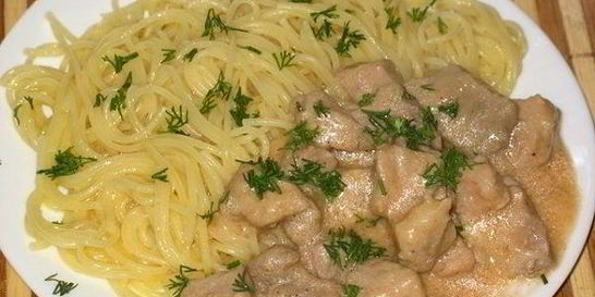 Гуляш из свинины со сметаной