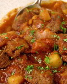 Гуляш из свинины в мультиварке