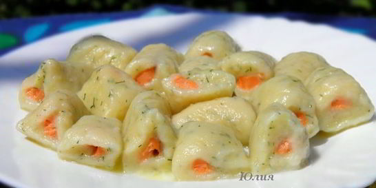 Картофельные клецки с форелью и укропом