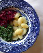 Картофельные клецки с соусом из шпината