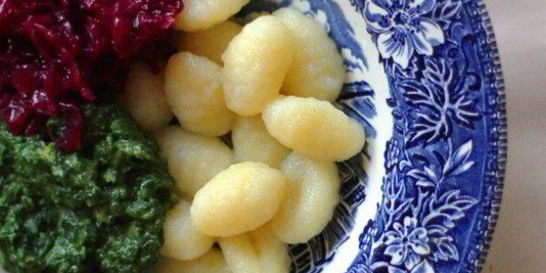 Картофельные клецки с соусом из шпината