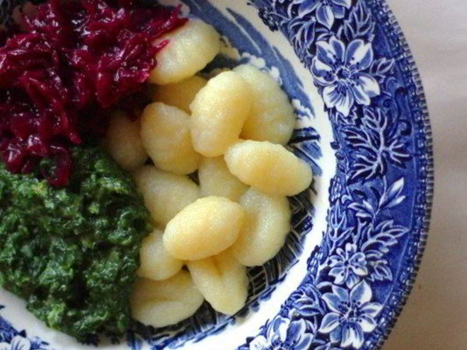 Рецепт картофельных клецек с соусом из шпината