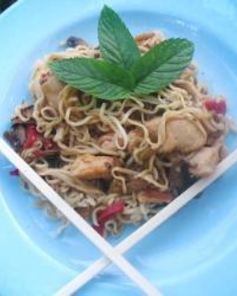 Китайская лапша с курицей и овощами