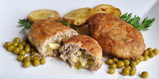 Котлеты мясные с горошком и сыром