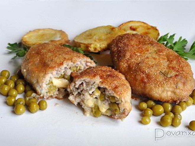 Рецепт котлет мясных с горошком и сыром