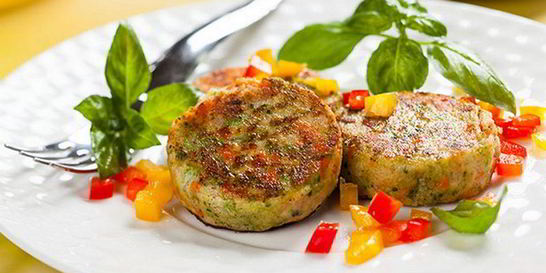 Куриные котлеты с брокколи и манкой