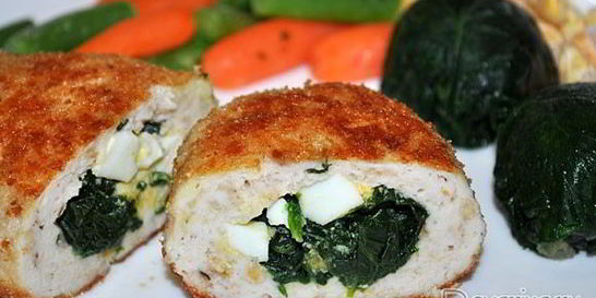 Куриные котлеты со шпинатом и яйцом