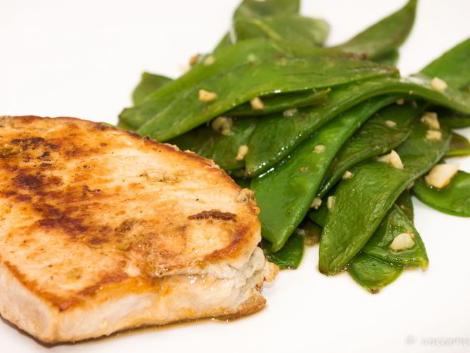 Рецепт натуральных свиных котлет, фаршированных зеленым маслом с стручковым горошком