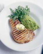 Свиные котлеты с морской солью, чесночным маслом и бобами