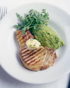 Свиные котлеты с морской солью, чесночным маслом и бобами