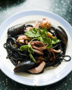 Лапша с чернилами каракатицы