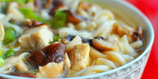 Лапша с курицей и грибами в азиатском стиле