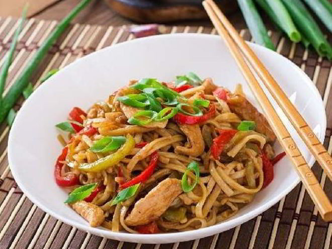 Рецепт лапши с курицей в азиатском соусе