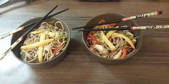 Лапша с овощами и курицей