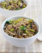 Лапша собу с овощами и курицей