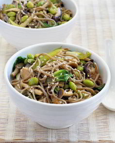 Лапша собу с овощами и курицей