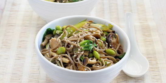 Лапша собу с овощами и курицей