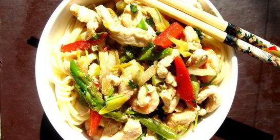 Лапша-удон с курицей и креветками