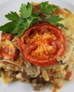 Лазанья с грибами, луком-пореем и сыром чеддер