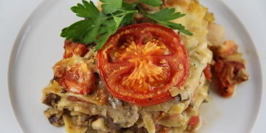 Лазанья с грибами, луком-пореем и сыром чеддер