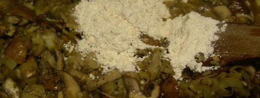 лазанья с грибами, луком-пореем и сыром чеддер. Шаг 8