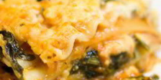 Лазанья с козьим сыром, шпинатом и соусом песто