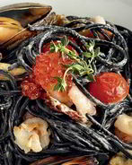 Черная паста с мидиями и овощами