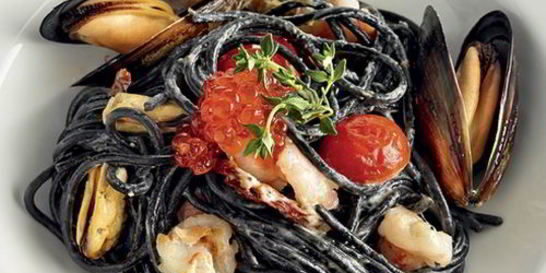 Черная паста с мидиями и овощами