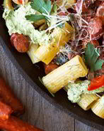 Испанская паста Фигерас с сыровялеными колбасками, оливками и вялеными томатами