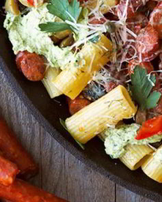 Испанская паста Фигерас с сыровялеными колбасками, оливками и вялеными томатами