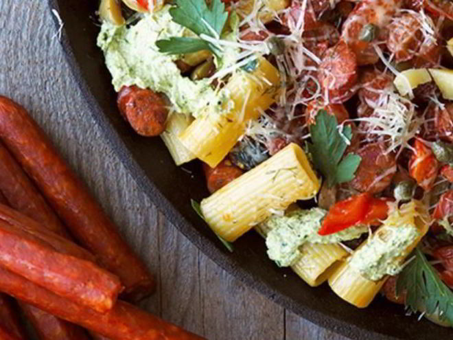 Рецепт испанской пасты фигерас с сыровялеными колбасками, оливками и вялеными томатами