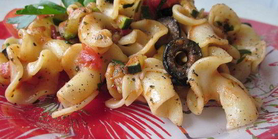 Итальянская паста с овощами и черными маслинами