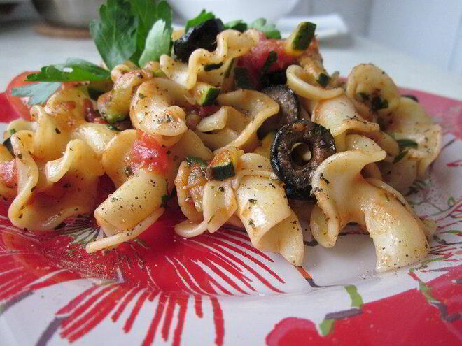 Рецепт итальянской пасты с овощами и черными маслинами