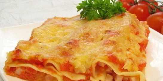 Каннеллони с беконом под томатным соусом