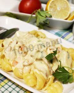 Макароны с курицей и грибами в сливочном соусе