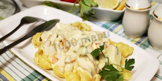 Макароны с курицей и грибами в сливочном соусе