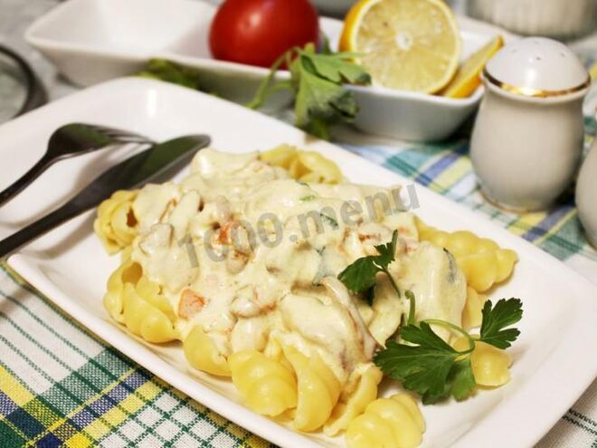 Рецепт макарон с курицей и грибами в сливочном соусе