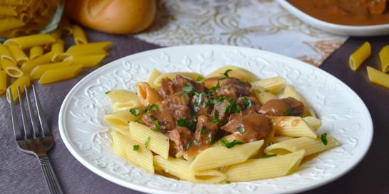Макароны с мясом и подливой