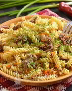 Макароны с тушенкой и овощами